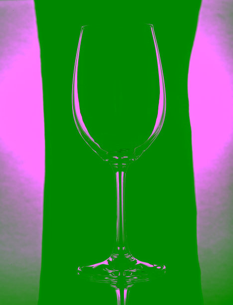 玻璃酒杯立在黑色背景上图片下载