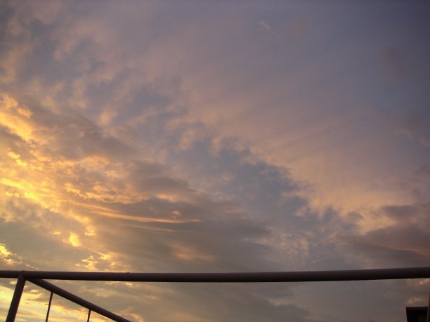 天空中美丽的云彩。图片下载