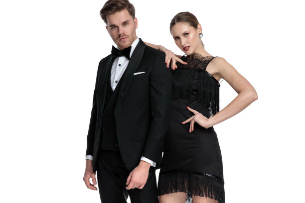 自信的夫妇摆姿势，而她靠在他身上图片下载