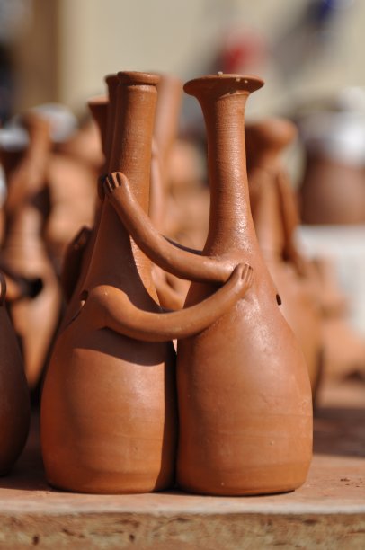 手工陶器互相缠绕。图片下载
