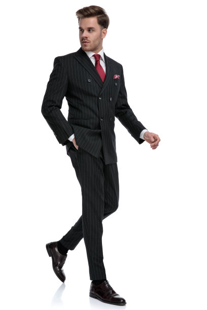 穿着双排扣西装和红领带的现代商人图片下载