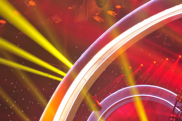 舞台灯光效果在黑暗中，特写图片图片下载