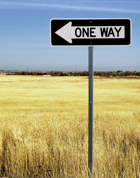 旱地的单向标志图片下载