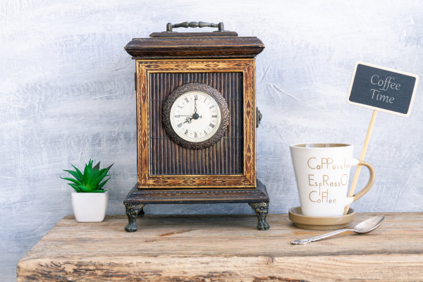 时尚咖啡杯、复古时钟与空白处的早晨问候图片下载