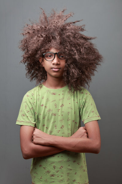 一个留着时髦发型的小男孩的肖像图片下载