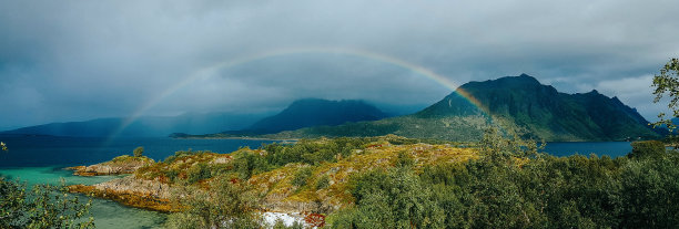 彩虹，海，山，蓝色的天空在挪威的夏季全景照片。图片下载