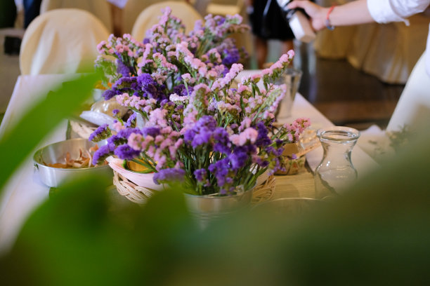 男子花匠为宴会安排鲜花装饰图片下载