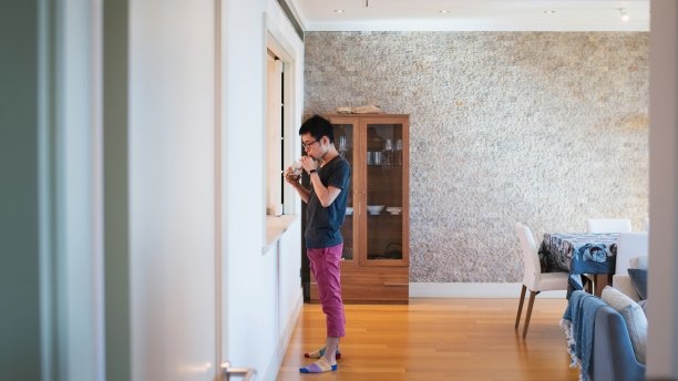 早上喝一杯新鲜的果汁图片下载