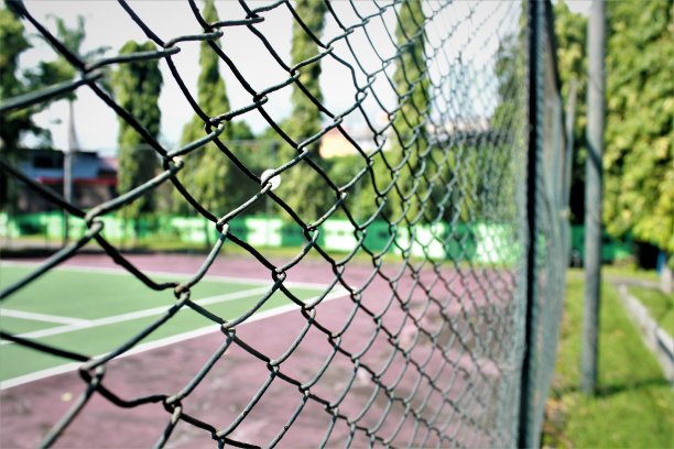 铁网与晴天图片下载