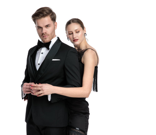 热情的女友拥抱着他的爱人，然后看向别处图片下载