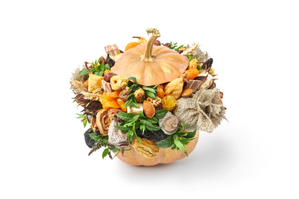 由成熟的橙色南瓜、糖果和干果组成，背景为白色图片下载