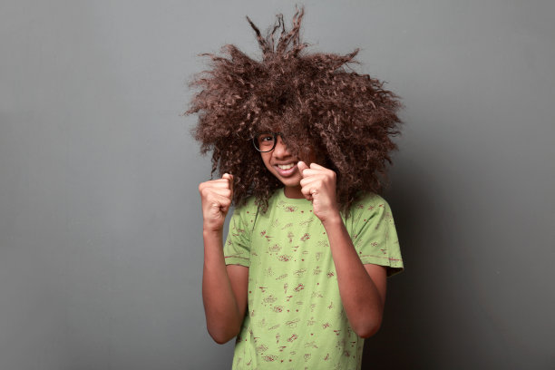 一个快乐的留着时髦发型的小男孩的肖像图片下载