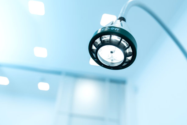 在诊所内的手术室内为去除胎记和痣。专业的聚光灯照明图片下载