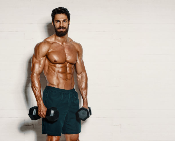 英俊的肌肉男，健美运动员举重。本空间图片下载