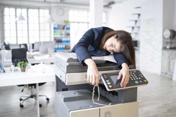 在办公室睡觉的中年女人图片下载