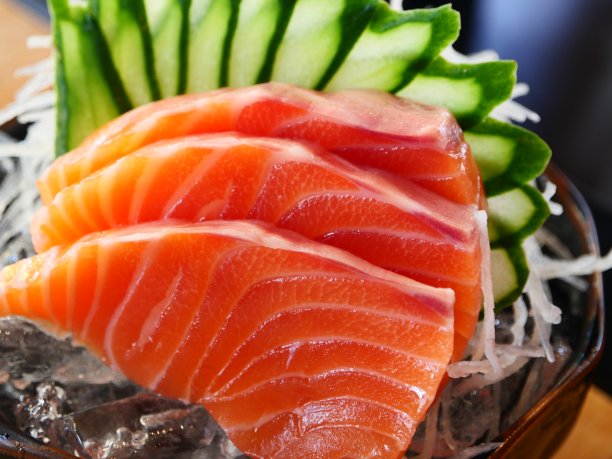 切成大块的三文鱼片图片下载