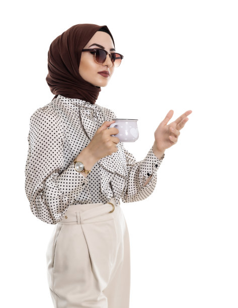 手持咖啡杯的穆斯林女性图片下载