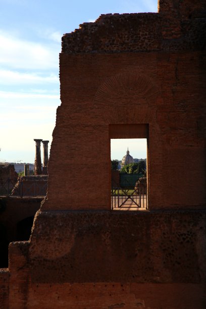 从意大利罗马帕拉廷山的罗马建筑上看到的圆顶图片下载
