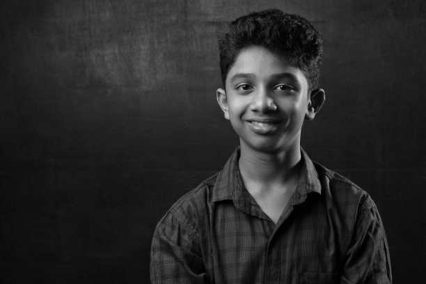 一个印度裔男孩的黑白肖像图片下载