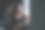 温暖的阳光。美丽的金发女人在她的周末时间在健身房的照片图片下载