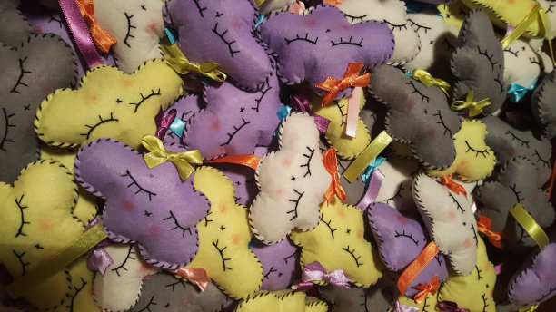 五颜六色的小彩云，毛毡做成的玩具图片下载