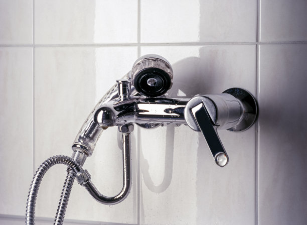 淋浴用白色瓷砖和铬合金配件图片下载