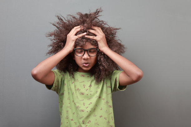 年轻的男孩有一个时髦的发型和困惑的脸图片下载