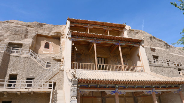 中国甘肃敦煌莫高窟的古代佛教建筑图片下载