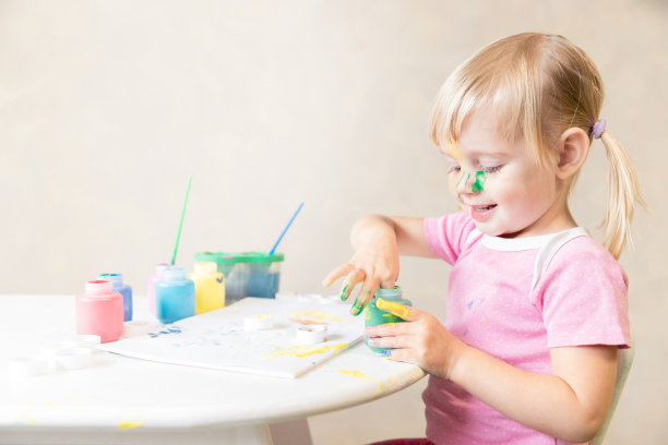 小孩子用颜料画手。绘画。发展和培训图片下载