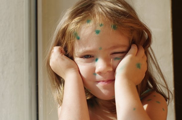 一个生病的小女孩的画像在窗边图片下载