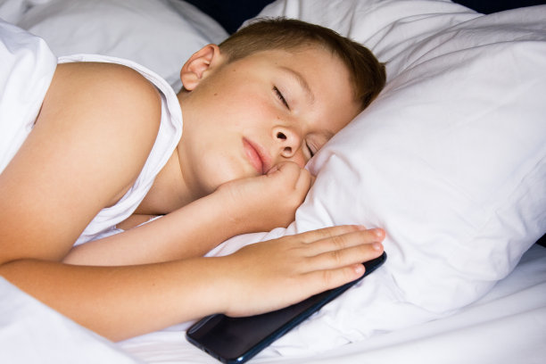 拿着智能手机睡觉的少年图片下载