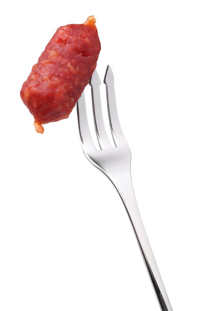 叉子上的熏香肠图片下载