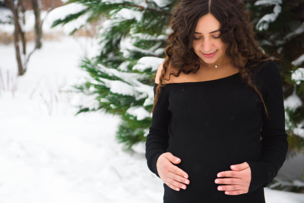 这是一个无法辨认的孕妇在冬天的肚子图片下载