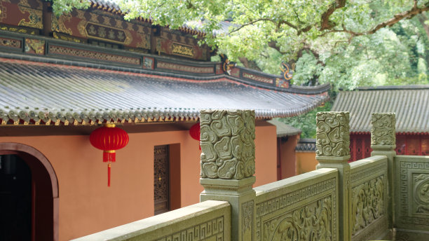 中国传统的石栏杆柱在庙宇中，集中在石栏杆与模糊的庙宇背景。图片下载