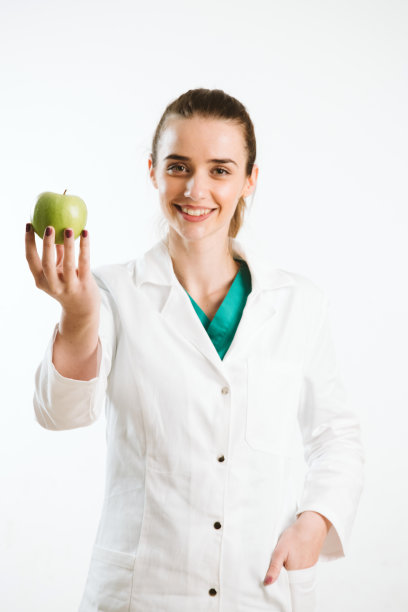 手持青苹果的女医生图片下载