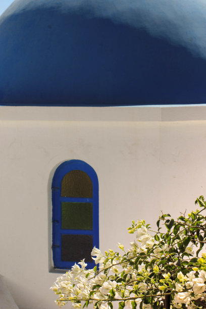 希腊圣托里尼景色与蓝色圆顶教堂。地中海白色和蓝色的夏季景观。图片下载