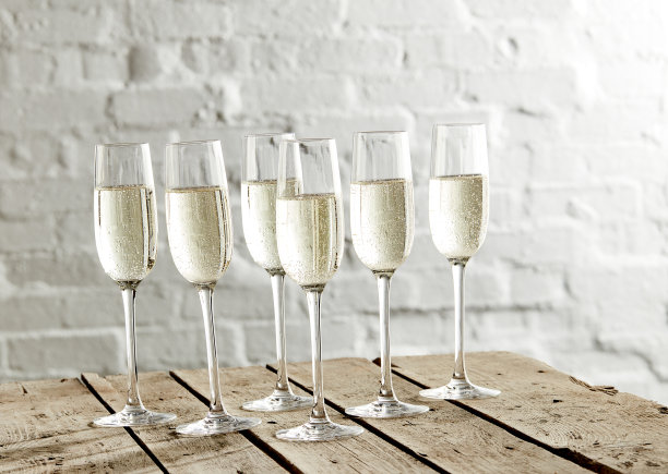 用玻璃杯盛的香槟图片下载