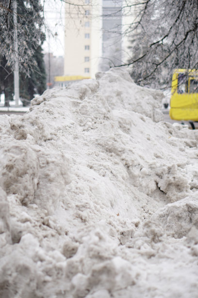这个城市下了一场不正常的大雪。街道清洁和雪堆。积雪和公共服务的崩溃。演示用库存照片图片下载