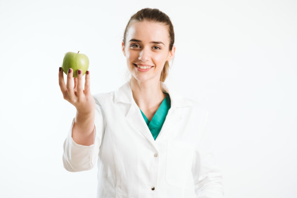 手持青苹果的女医生图片下载