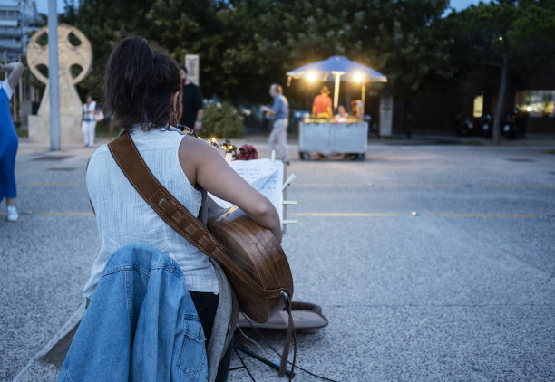 街头音乐家图片下载