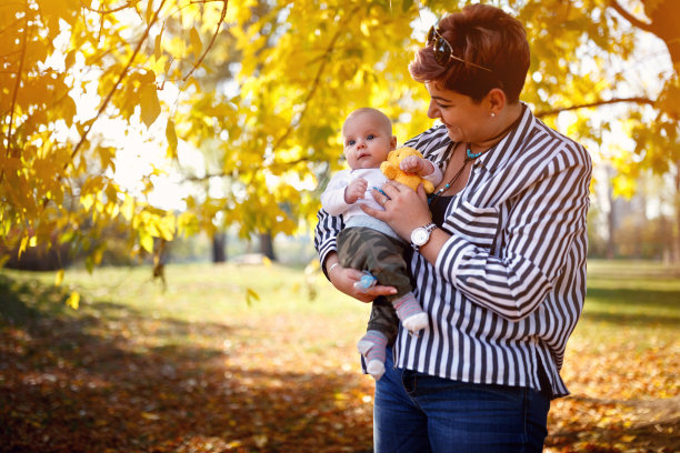 妈妈带着孩子在公园里图片下载