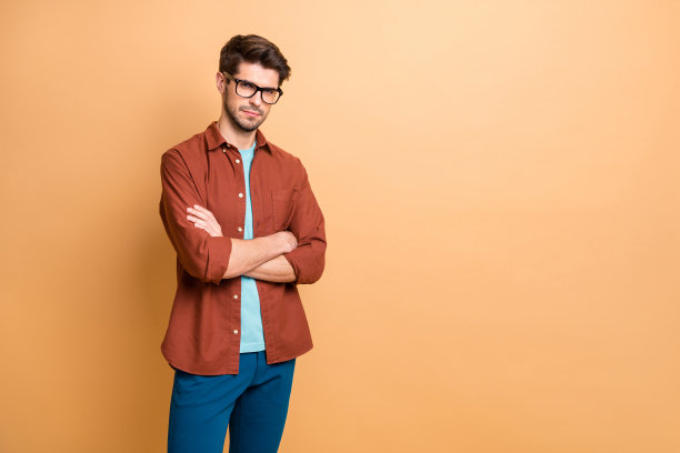 他的肖像，他漂亮，有吸引力的内容，成功，专注，棕色头发的家伙，执行，有经验的财务总监，鲨鱼交叉双臂孤立，米色柔和的背景图片下载