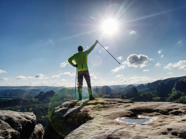 男人背包旅行者是登山。冒险的概念图片下载