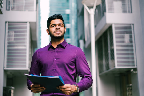 年轻商人拿着文件的肖像图片下载