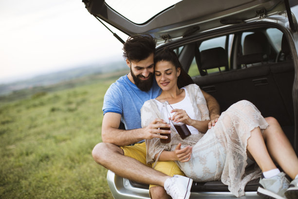 在大自然中旅行时喜欢坐在车里喝酒图片下载