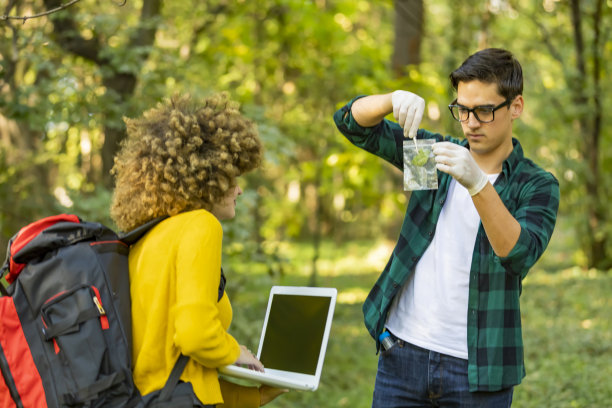 森林里的科学家生态学家采集植物样本。图片下载