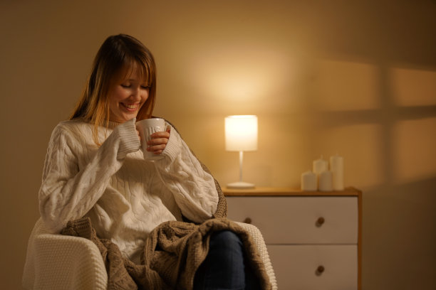 坐在椅子上喝咖啡的美女。图片下载