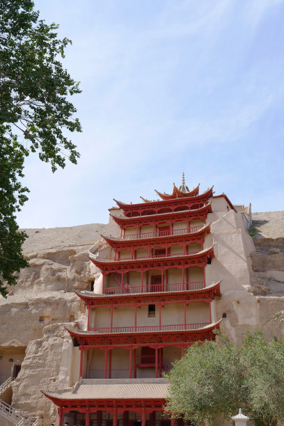 中国甘肃敦煌莫高窟的古代佛教建筑图片下载