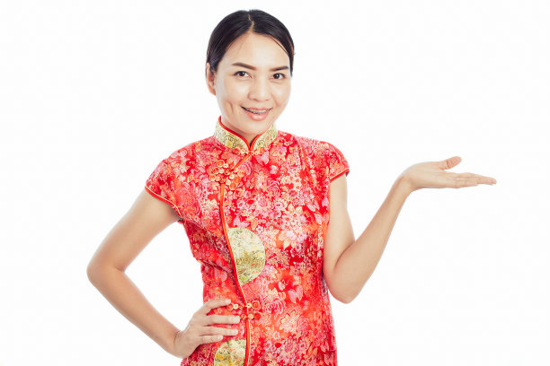 穿着中式服装的亚洲女孩用手在白色背景上呈现空间图片下载