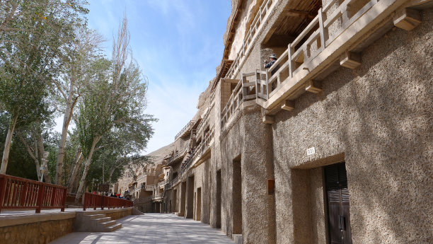 中国甘肃敦煌莫高窟的古代佛教建筑图片下载